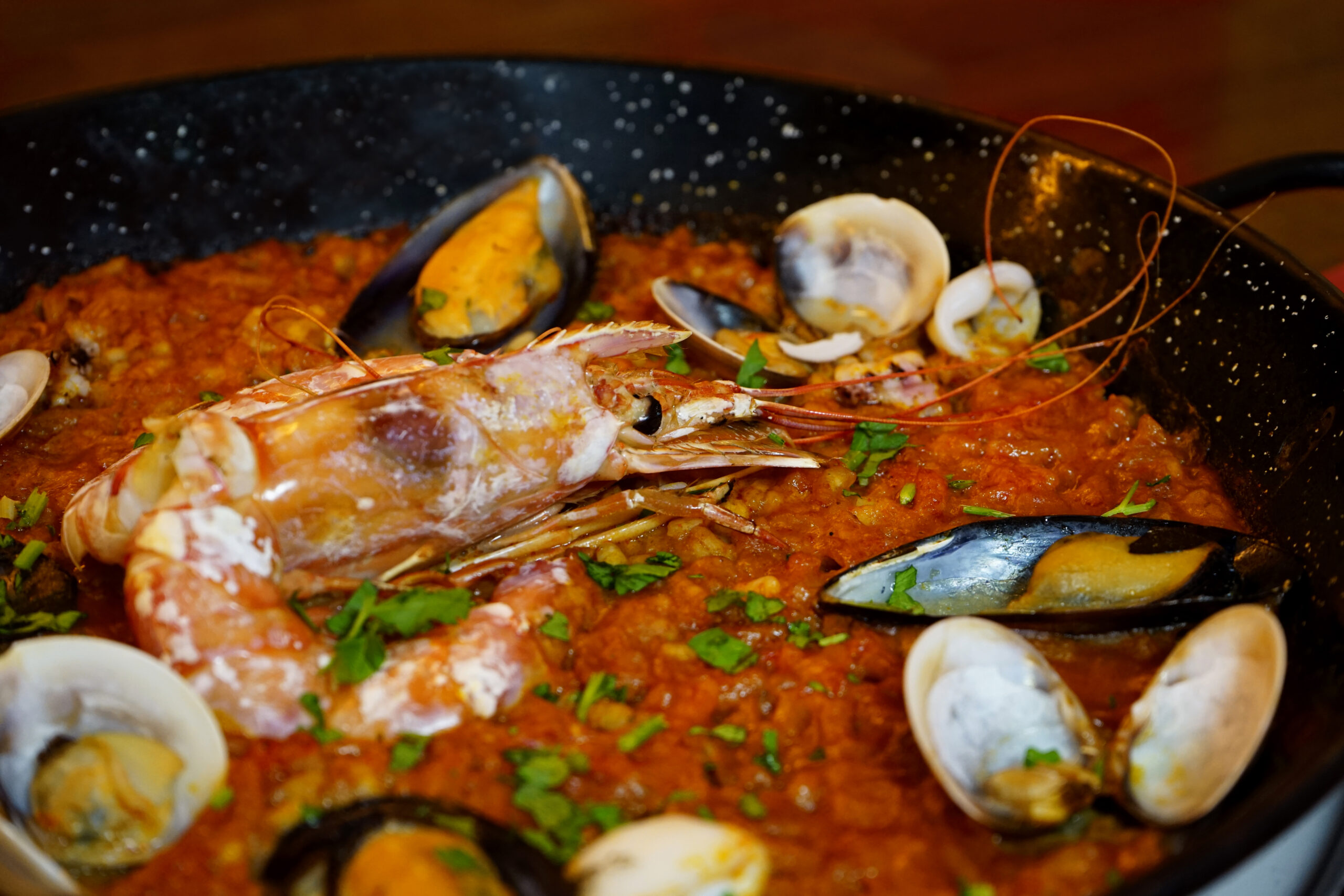 Paella de llagostins amb arròs bomba i sabor mediterrani
