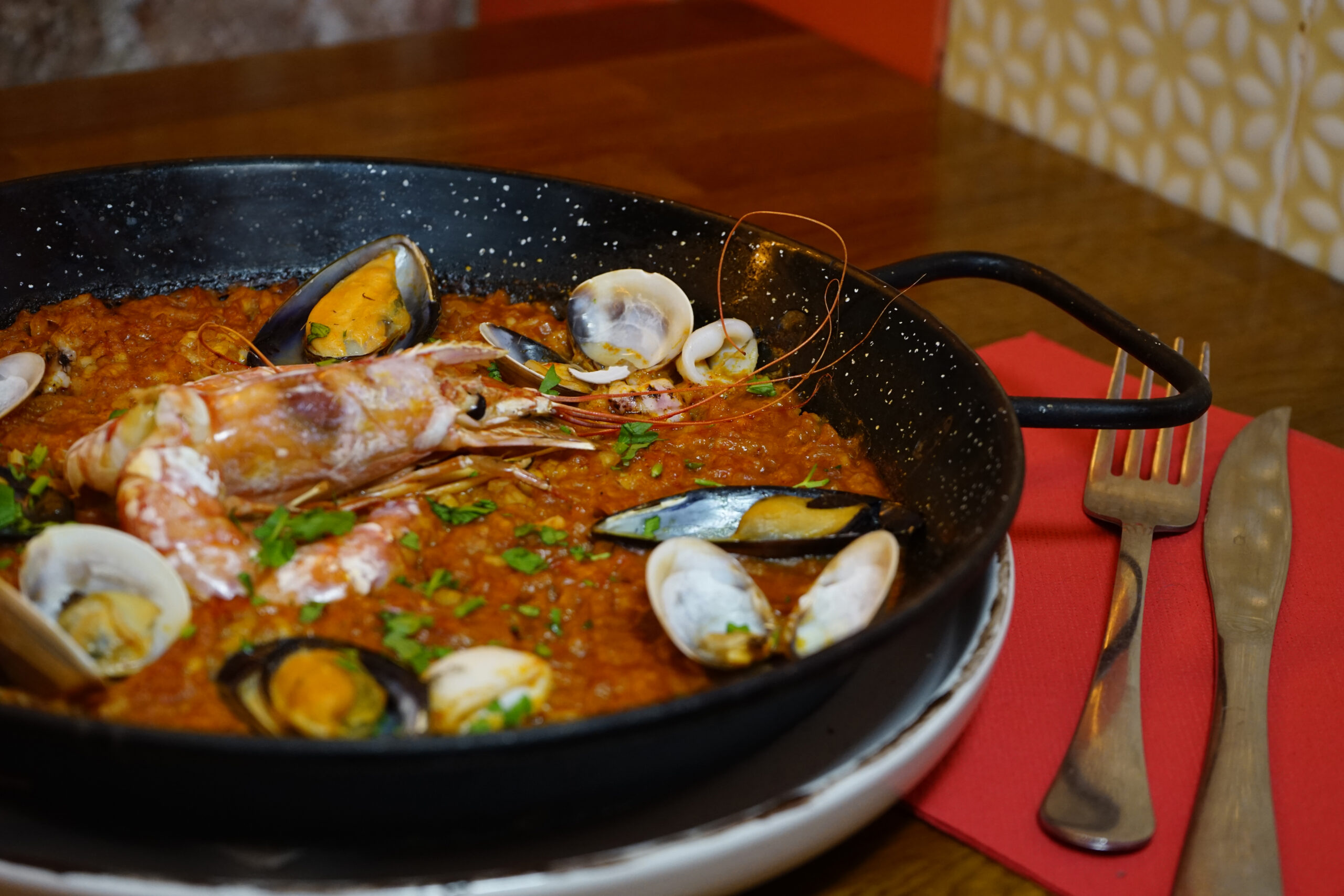 Paella de langostinos con arroz bomba y sabor mediterráneo