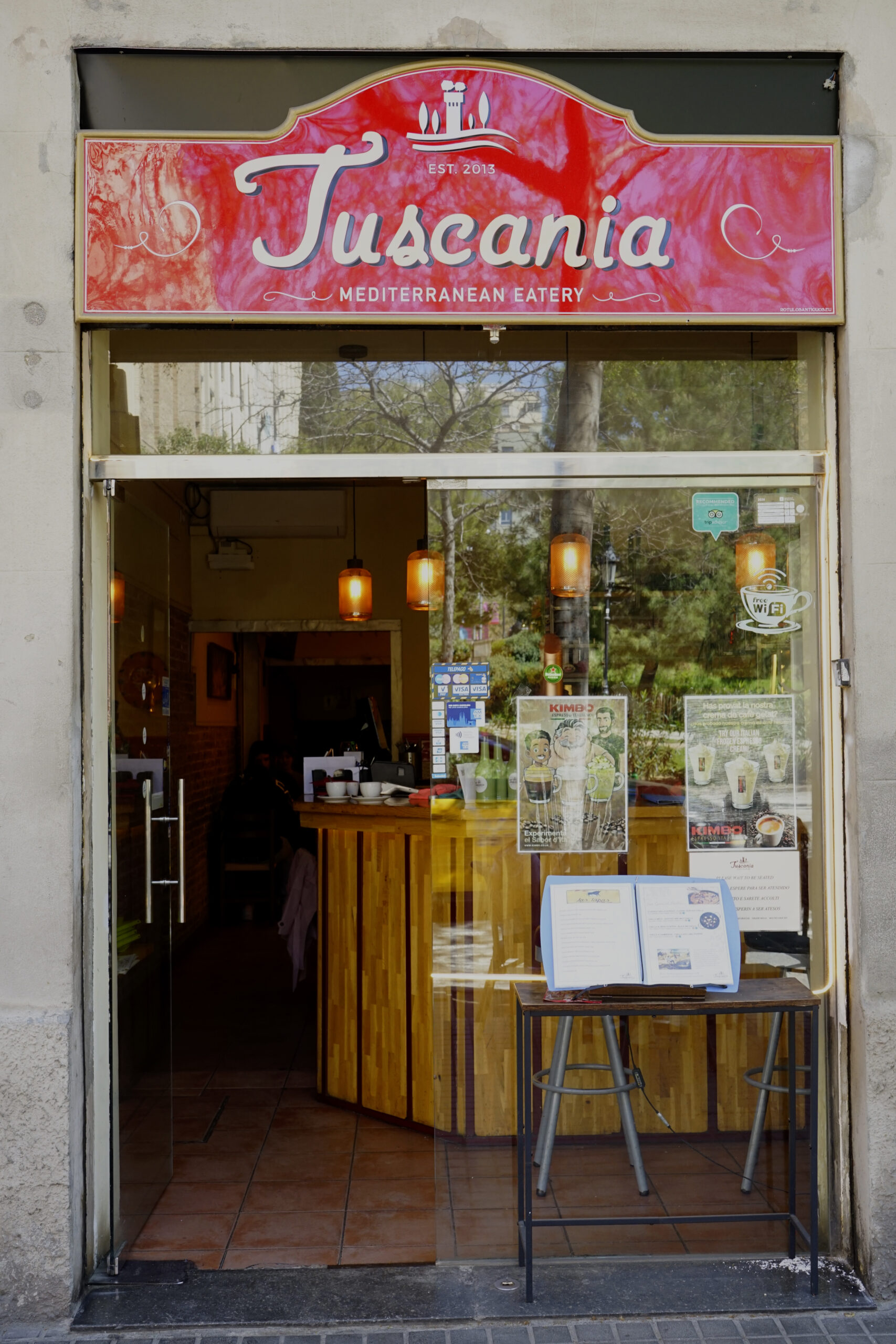 Interior del restaurant Tuscania Food & Wine a Barcelona, ambient mediterrani autèntic