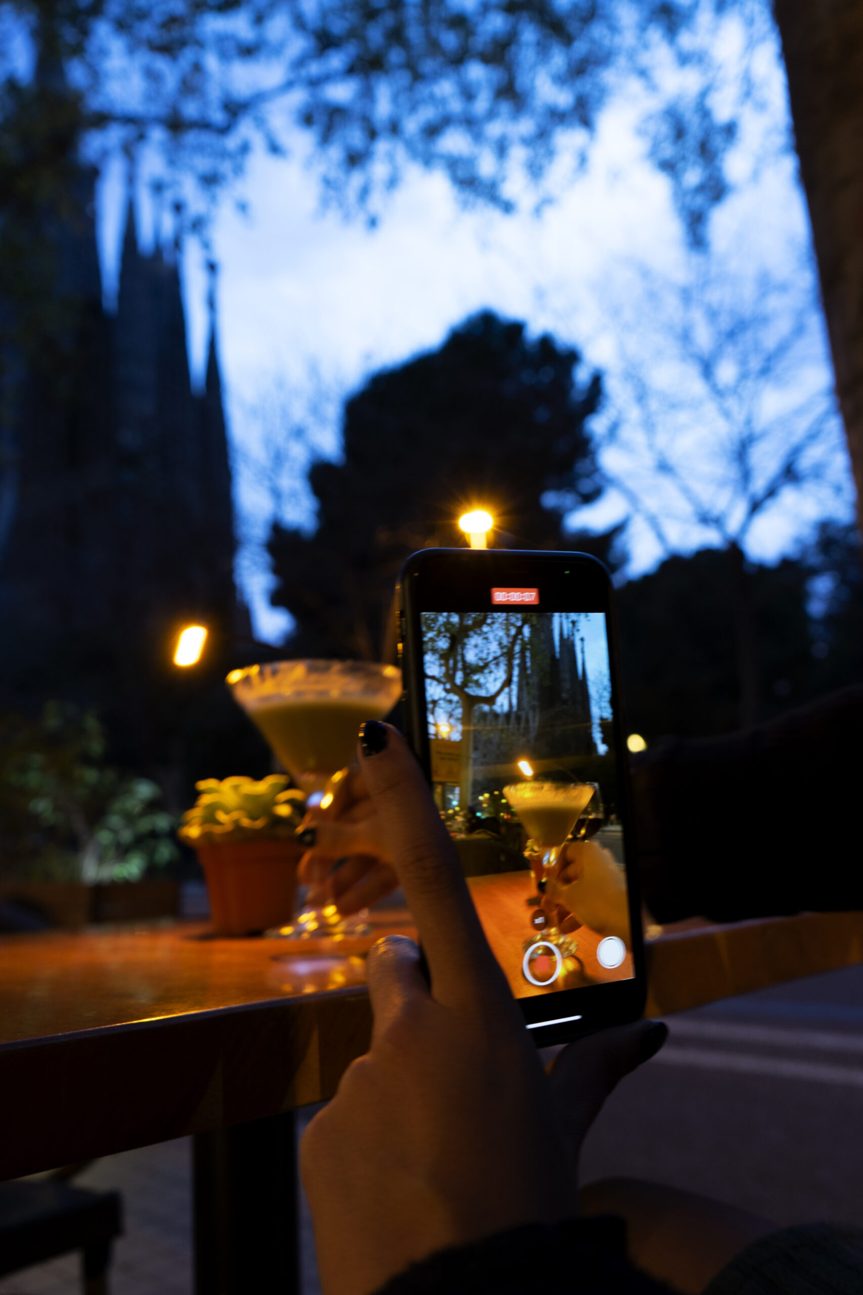 Cena romántica nocturna en la terraza del restaurante Tuscania con la Sagrada Família iluminada