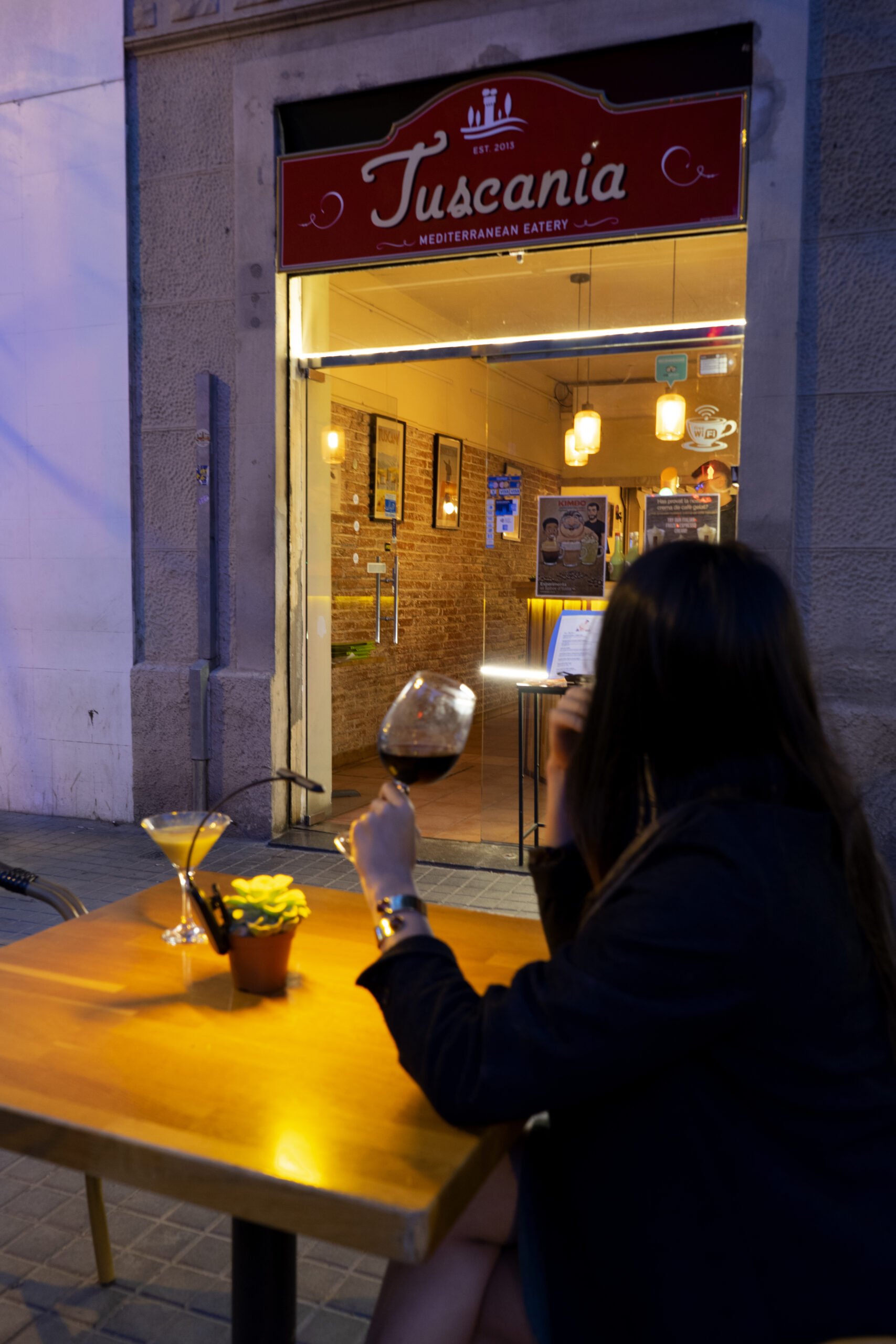 Cena romántica nocturna en la terraza de Tuscania con vistas a la Sagrada Família